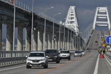 Kerčský most spájajúceho ruskú pevninu s anektovaným ukrajinským polostrovom Krym. FOTO: TASR/AP
