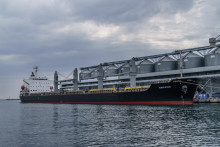 Nákladná loď Navi-Star naložená obilím čaká na vyplávanie z ukrajinského prístavu Odesa. FOTO: TASR/AP