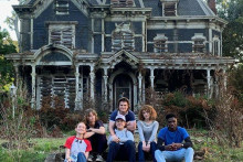 Produkčný dizajnér Netflixu Chris Trujillo po budovu prirovnal k Batesovmu domu z hororovej klasiky Psycho.