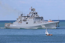 Ruská fregata Admirál Makarov bola poškodená pri ukrajinskom útoku dronmi. Ide jedno z najmodernejších ruských plavidiel, ktoré bolo spustené na vodu pred siedmimi rokmi a po potopení krížnika Moskva sa stalo novou vlajkovou loďou Čiernomorskej flotily. FOTO: Reuters