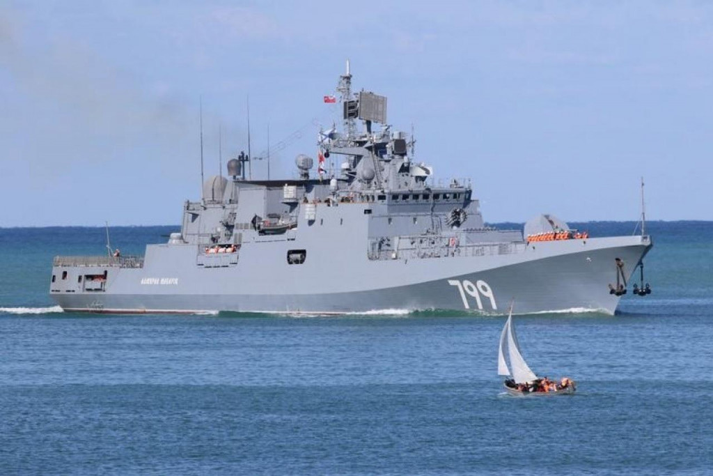 Ruská fregata Admirál Makarov bola poškodená pri ukrajinskom útoku dronmi. Ide jedno z najmodernejších ruských plavidiel, ktoré bolo spustené na vodu pred siedmimi rokmi a po potopení krížnika Moskva sa stalo novou vlajkovou loďou Čiernomorskej flotily. FOTO: Reuters