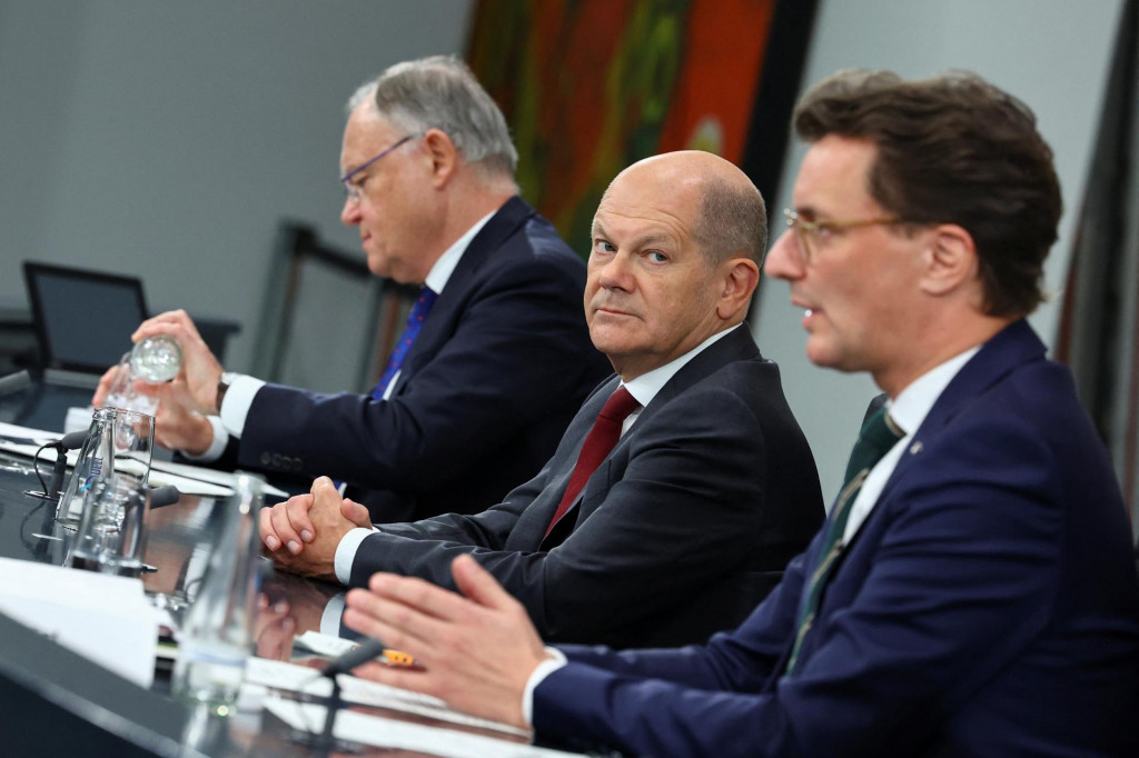Nemecký kancelár Olaf Scholz, predseda spolkovej krajiny Dolné Sasko Stephan Weil a premiér spolkovej krajiny Severné Porýnie-Vestfálsko Hendrik Wuest. FOTO: Reuters