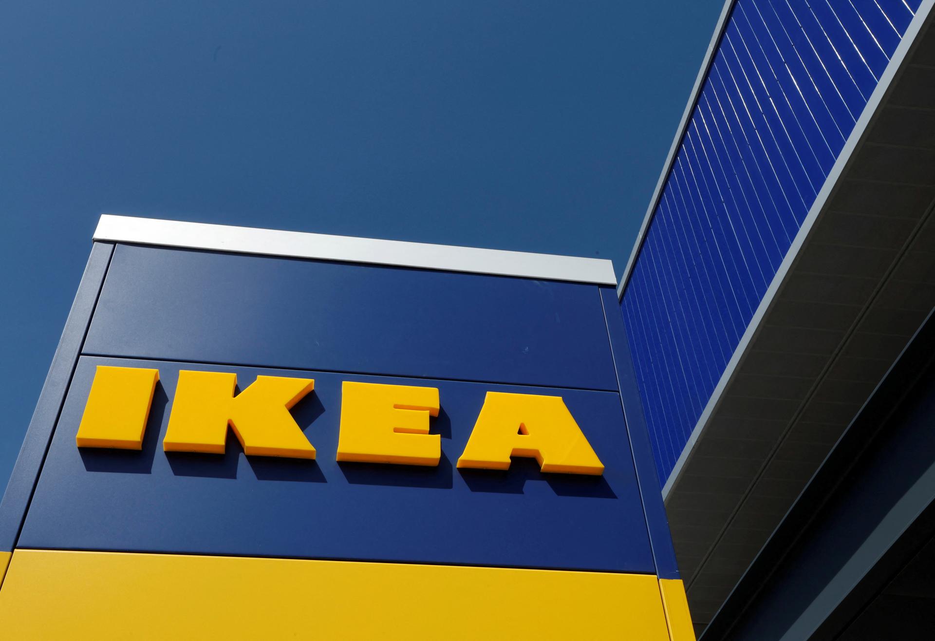 IKEA zdvihla ceny nábytku až o desiatky percent. Zdražela aj najpredávanejšia pohovka