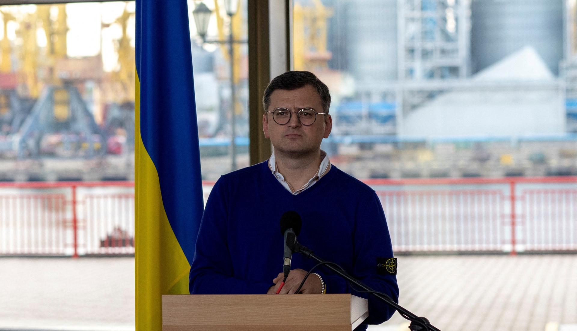 Šéfom diplomacií sa prihovoril aj ukrajinskí minister Kuleba, napriek výpadku prúdu