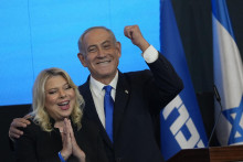 Predseda strany Likud (Jednota) a izraelský expremiér Benjamin Netanjahu (vpravo) a manželka Sara sa tešia v centrále strany v Jeruzaleme. FOTO: TASR/AP