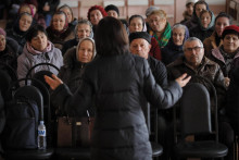 Moldavská prezidentka Maia Sanduová hovorí s ľuďmi. FOTO: TASR/AP