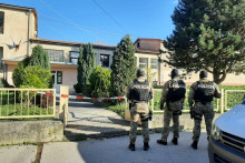 Prípad útoku sekerou na škole v Novákoch preberá NAKA.