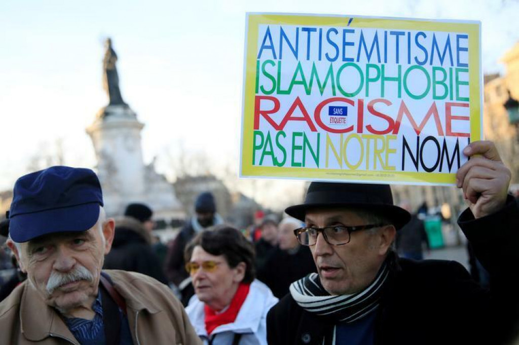 Protestujúci odmietajúci antisemitizmus či iné prejavy nenávisti. FOTO: Reuters