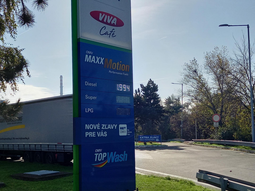 Na diaľnici D2 v Bratislave už stoj&iacute; liter diesla takmer dve eur&aacute;.

FOTO: HN/Martin Kov&aacute;čik