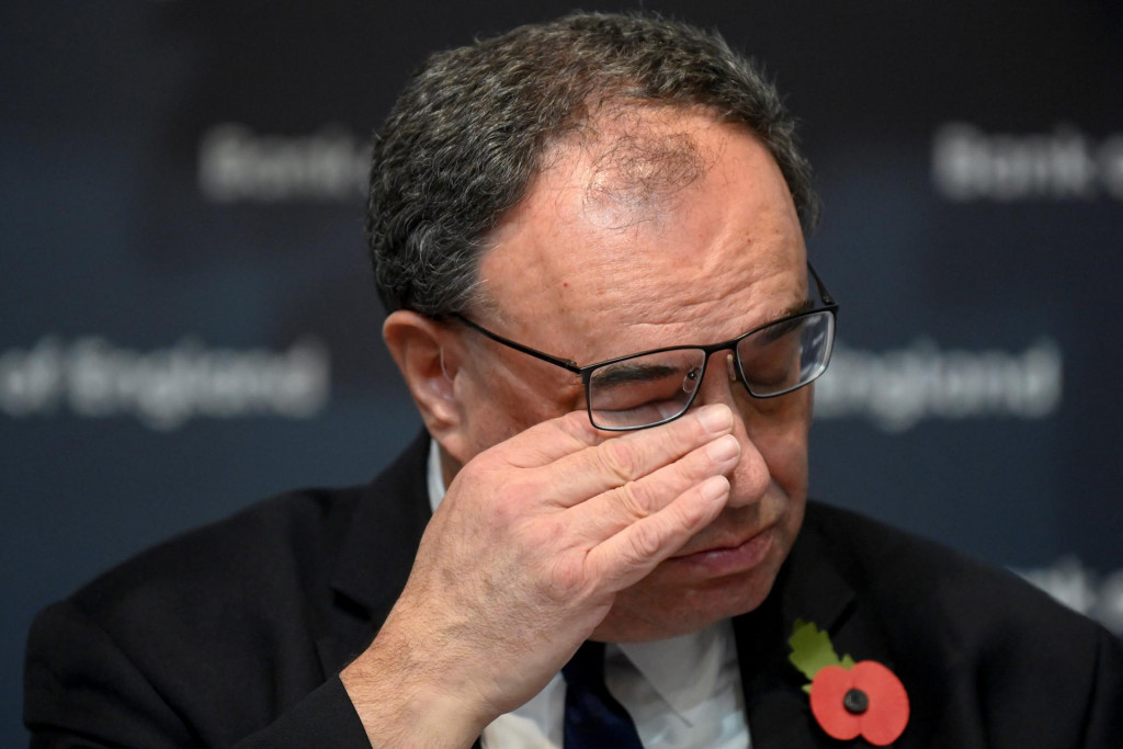 Guvernér Bank of England na tlačovej konferencii vysvetľuje, prečo musia úrokové sadzby na librové pôžičky tak prudko zdražieť. FOTO: Reuters