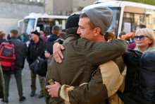 Mobioizovaný Rus sa lúči s rodinou pred odchodom na vojenskú základňu. FOTO: Reuters