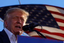 Americký exprezident Donald Trump počas prejavu v arizonskom meste Mesa. FOTO: Reuters
