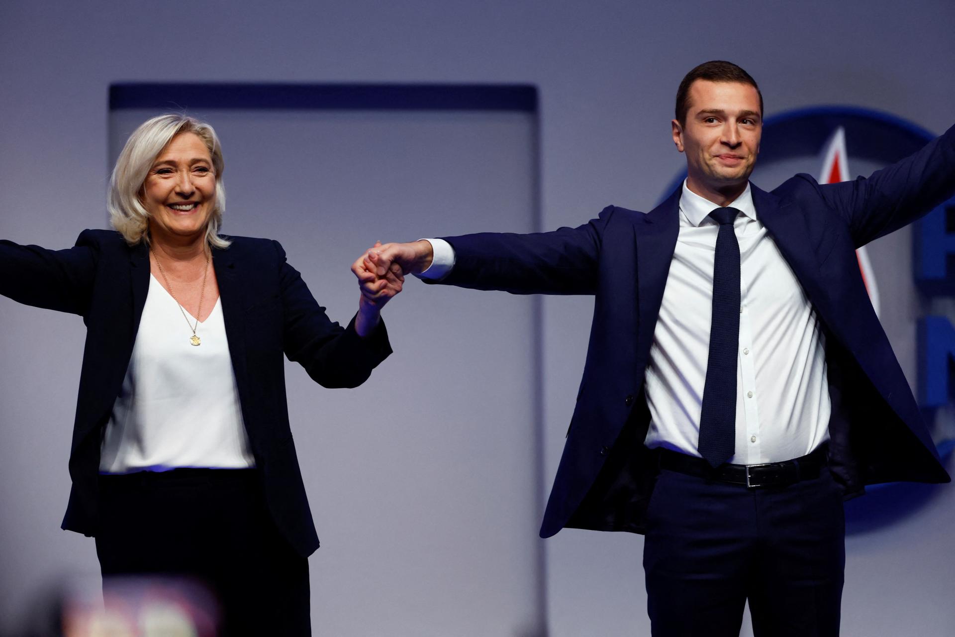 Francúzska krajne pravicová strana Národné združenie zvolila Jordana Bardellu za nástupcu líderky Le Penovej