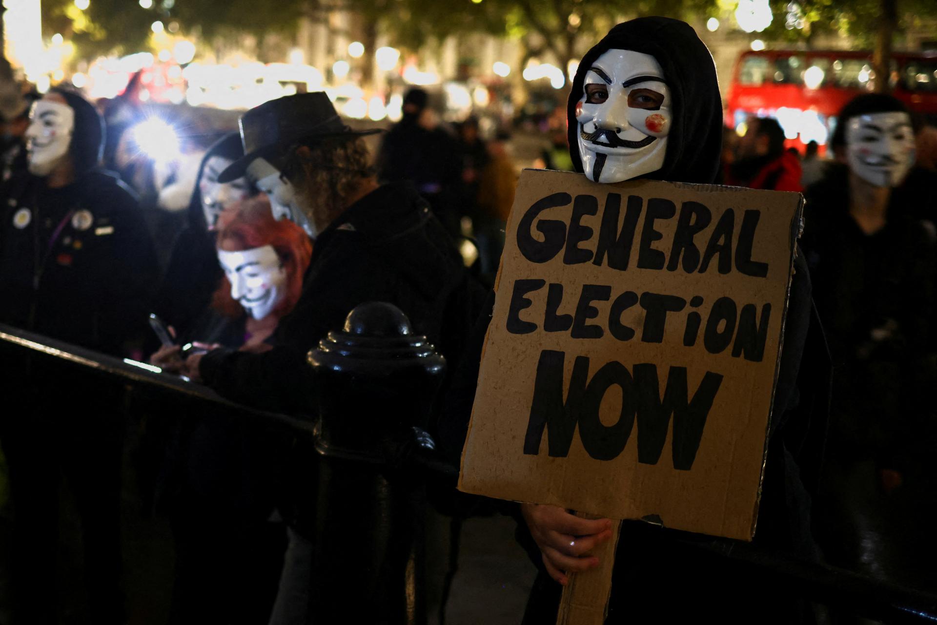 Tisíce ľudí v Londýne demonštrovali za vypísanie parlamentných volieb. Británia je v politickej kríze