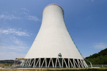 Chladiaca veža 3. bloku jadrovej elektrárne v Mochovciach. FOTO: TASR/Henrich Mišovič
