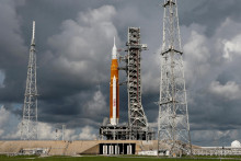 Mesačná raketa novej generácie NASA, Space Launch System s kapsulou posádky Orion na vrchu. FOTO: Reuters