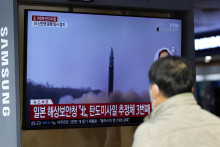 Ľudia sledujú televízne spravodajstvo s odpalom severokórejskej balistickej strely. FOTO: TASR/AP
