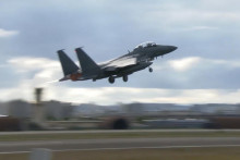 Lietadlo juhokórejských vzdušných síl F15K vzlieta v letiska v neurčenej lokalite. FOTO: TASR/AP