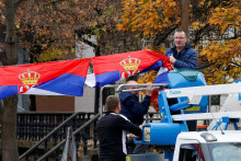 Ľudia vyvesujú srbské vlajky po rozhodnutí miestnych Srbov opustiť kosovské inštitúcie. FOTO: Reuters