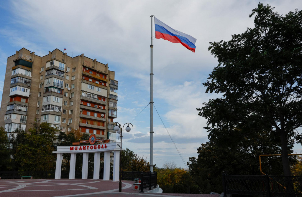 Vlajka veje na námestí počas ukrajinsko-ruského konfliktu v meste Melitopol. FOTO: Reuters