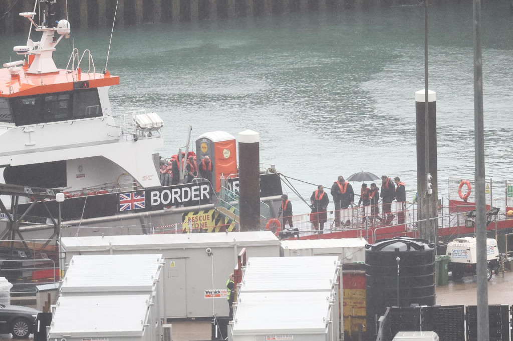 Britská ministerka vnútra Suella Bravermanová počas návštevy centra pohraničných síl v prístave v Doveri. FOTO: Reuters