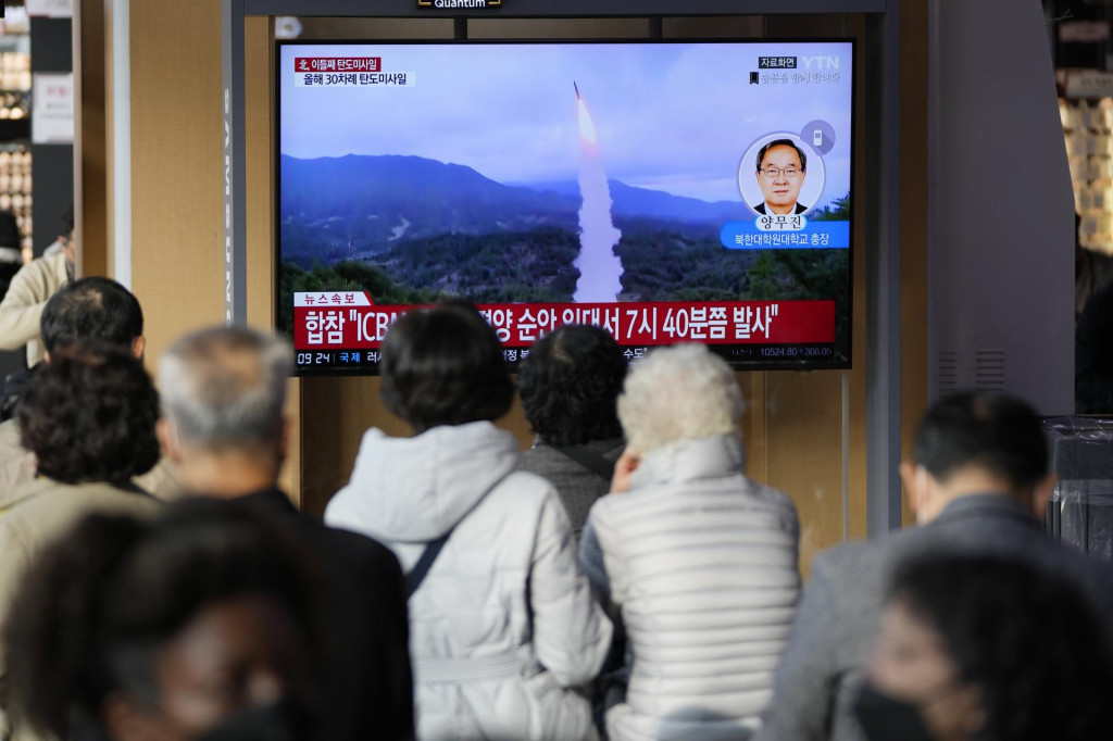 Ľudia sledujú televízne spravodajstvo s odpalom severokórejskej balistickej strely. FOTO: TASR/AP