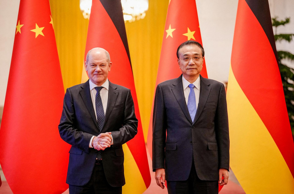 

Nemecký kancelár Olaf Scholz sa stretol s čínskym premiérom Li Kche-čchiangom. FOTO: Reuters