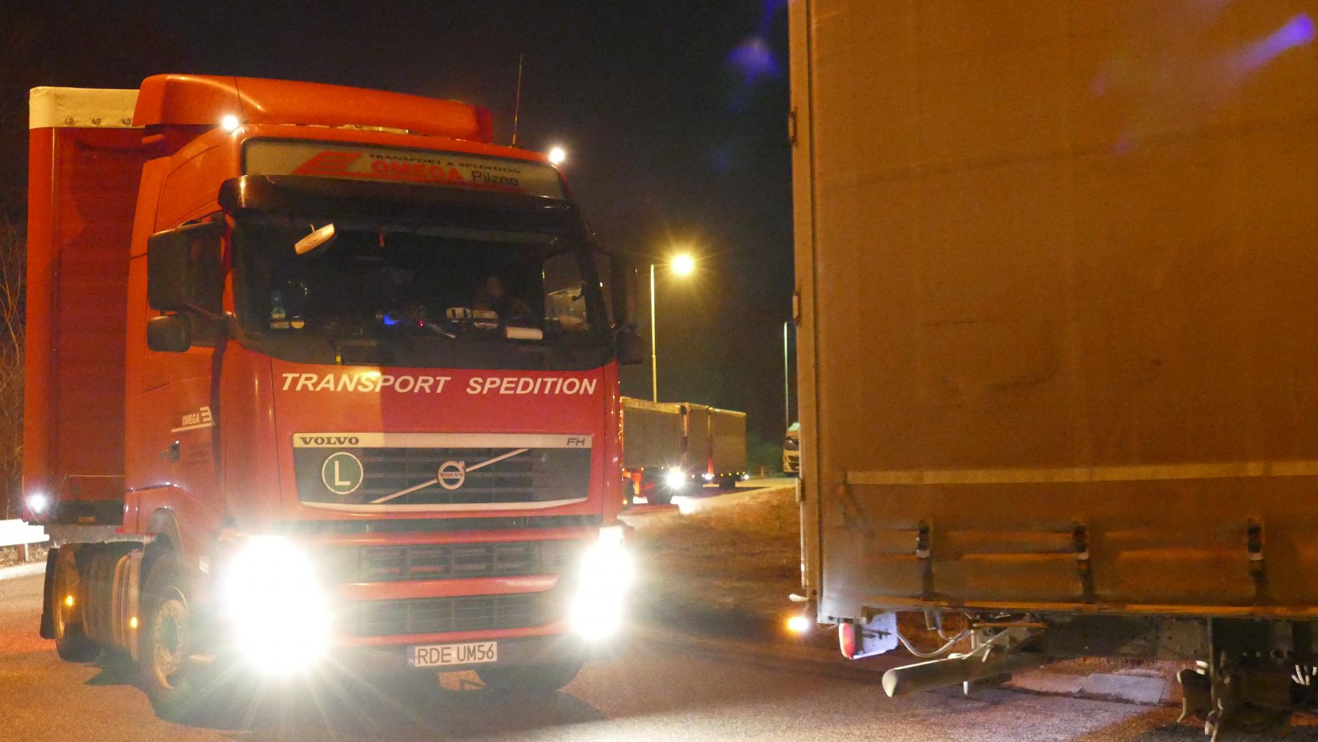 Autodopravcovia chcú od polnoci blokovať diaľničný priechod do Česka