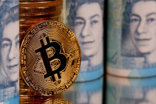 Bitcoin a britské libry. FOTO: Reuters/Dado Ruvic