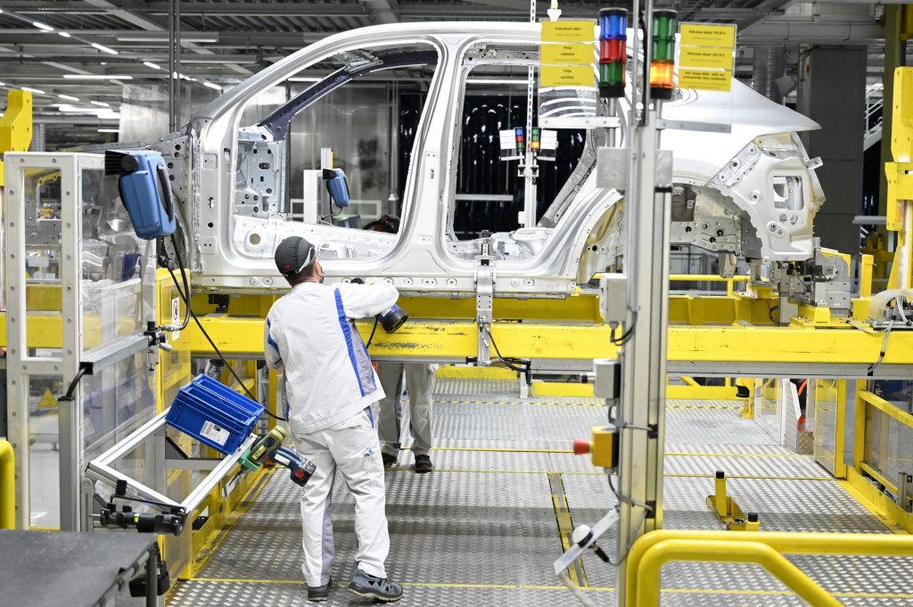 Zamestnanci spoločnosti Volkswagen Slovakia pracujú na výrobnej linke. FOTO: TASR