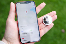 AirTag je malé lokalizačné zariadenie od Apple, ktoré si môžu ľudia pripnúť na kľúče alebo vložiť do peňaženky, auta, kufra a v prípade straty alebo krádeže vedia odcudzenú vec vystopovať. FOTO: Ondřej Martinů/iDnes.cz