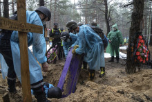 Exhumácia tiel z masových hrobov na Ukrajine. FOTO: TASR/AP