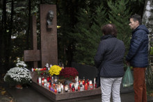 Hrob Alexandra Dubčeka na cintoríne Slávičie údolie v Bratislave. FOTO: TASR/Pavel Neubauer