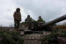 Ukrajinskí vojaci brániaci Bachmut na tanku T80, ktorý v marci ukoristili Rusom v bitke o Trostjanec. FOTO: Reuters