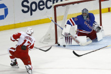 Slovenský brankár Rangers Jaroslav Halák likviduje strelu v zápase hokejovej NHL New York Rangers - Detroit Red Wings. FOTO: TASR/AP