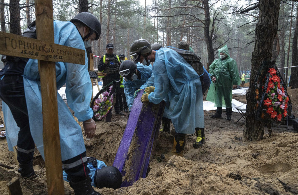 Exhumácia tiel z masových hrobov na Ukrajine. FOTO: TASR/AP