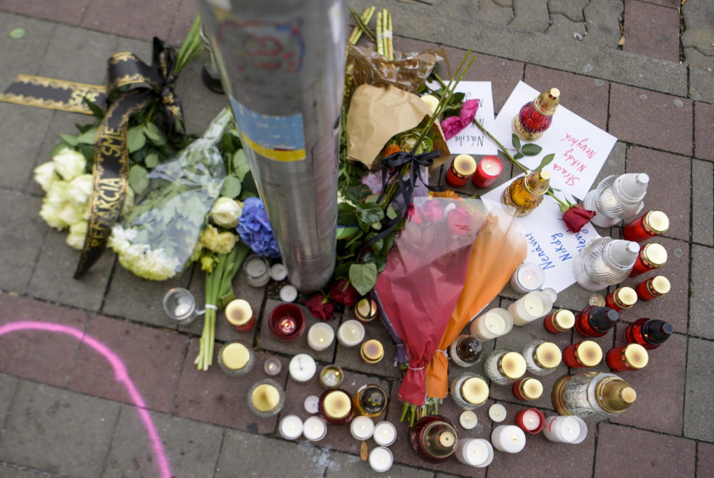 Sviečky a kvety sú položené pri mieste útoku na Zámockej ulici. FOTO: TASR/Pavol Zachar