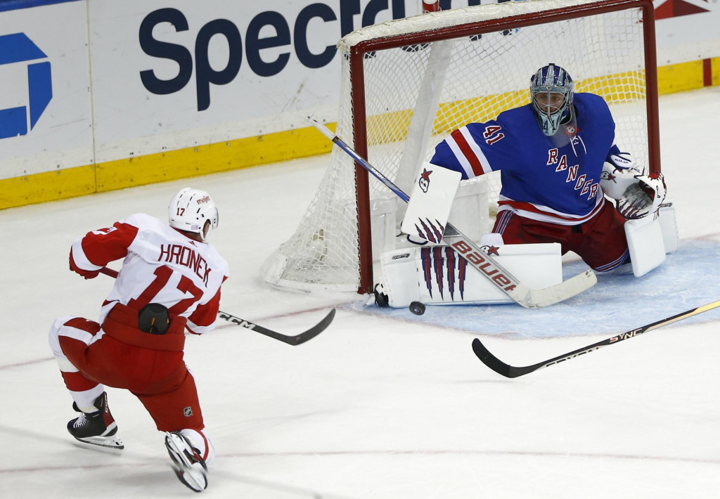 Slovenský brankár Rangers Jaroslav Halák likviduje strelu v zápase hokejovej NHL New York Rangers - Detroit Red Wings. FOTO: TASR/AP