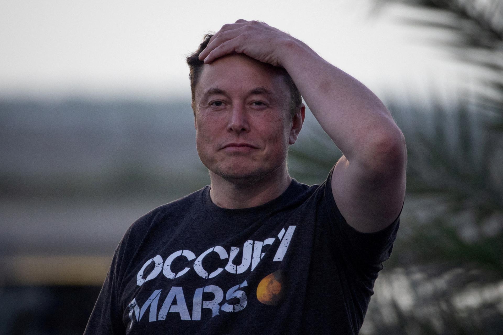 Elon Musk „schudobnel“. Investori sa zbavujú akcií Tesly, dôvodom je Twitter