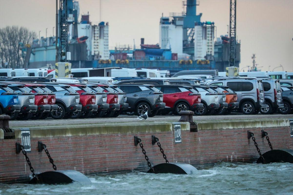 Významný nemecký prístav je upchatý. Hromadia sa tam autá značiek ako Tesla, BMW či Volvo