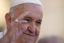 Pápež František tvrdí že ženské osadenstvo zlepšilo Vatikán viac ako muži.
