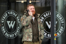 Muž pred PMC Wagnerovým centrom v Petrohrade. FOTO: REUTERS
