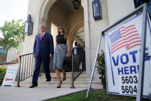Bývalý americký prezident Donald Trump a jeho manželka Melania vychádzajú z volebnej miestnosti. FOTO: REUTERS