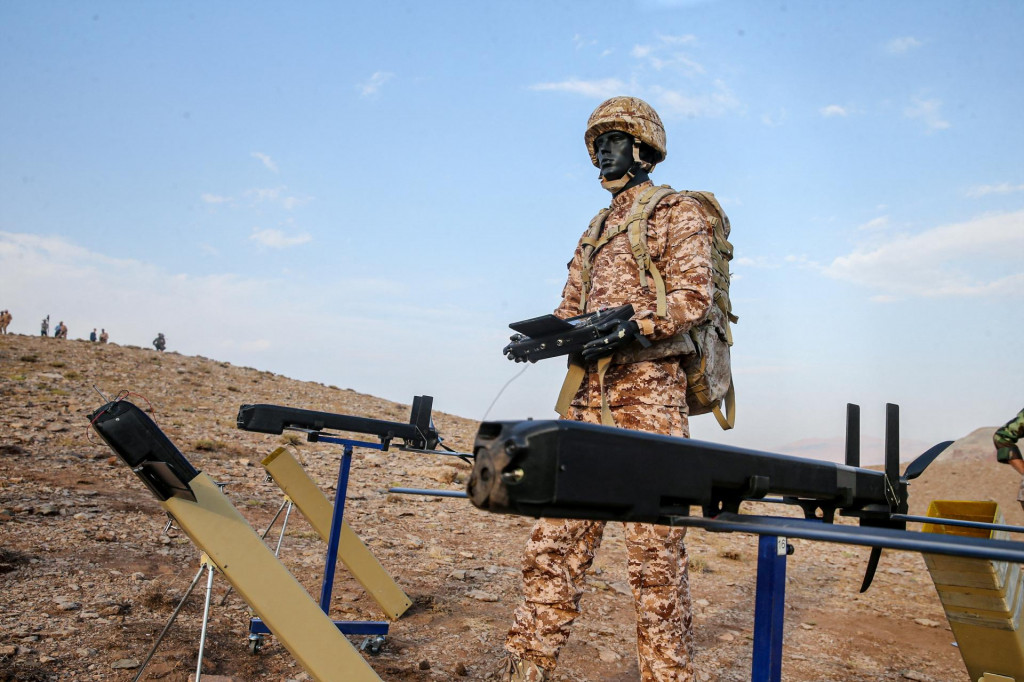 Dron počas vojensk&eacute;ho cvičenia pozemn&yacute;ch s&iacute;l Islamsk&yacute;ch revolučn&yacute;ch g&aacute;rd v oblasti Aras, provincia V&yacute;chodn&yacute; Azerbajdžan, Ir&aacute;n. FOTO: REUTERS