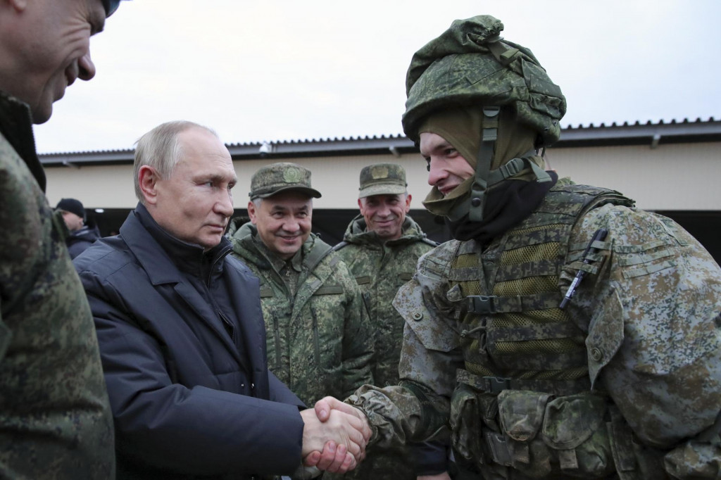 Ruský prezident Vladimir Putin na návšteve stredisko, kde cvičia zmobilizovaných vojakov pred vyslaním na Ukrajinu. FOTO TASR/AP