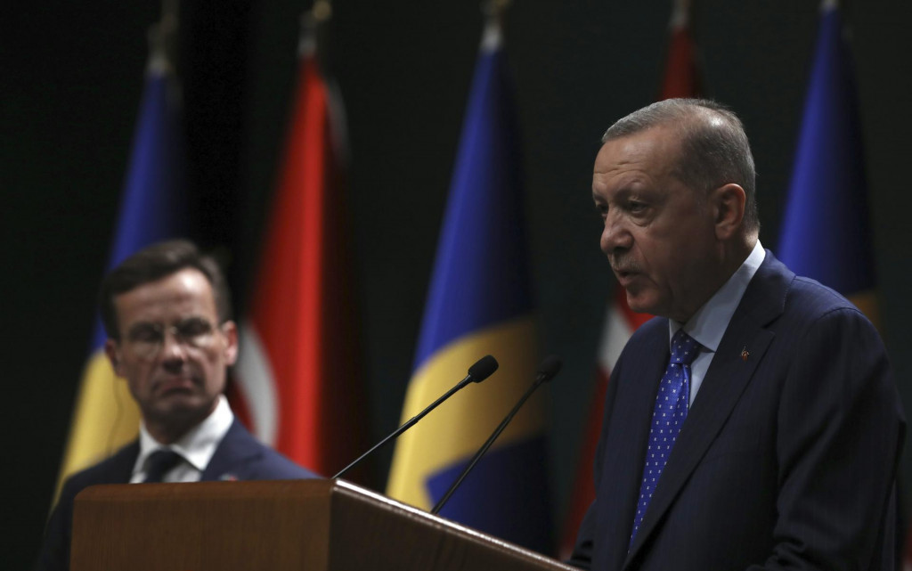 Švédsky premiér Ulf Kristersson a turecký prezident Recep Tayyip Erdogan počas spoločnej tlačovej konferencie v Ankare. FOTO: TASR/AP