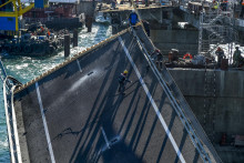 Pracovníci demontujú poškodené časti Kerčského mosta spájajúceho ruskú pevninu s anektovaným ukrajinským polostrovom Krym počas rekonštrukčných prác neďaleko Kerču 20. októbra 2022. FOTO: TASR/AP