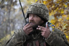 Ukrajinský veliteľ dáva prostredníctvom vysielačky príkazy počas bojov na frontovej línii neďaleko kľúčového mesta Bachmut v Doneckej oblasti. FOTO TASR/AP
