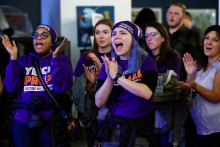 Ženy jasajú po tom, čo počujú výsledky hlasovania, ktoré zakotvuje právo na potrat v Detroite, Michigan. FOTO: REUTERS