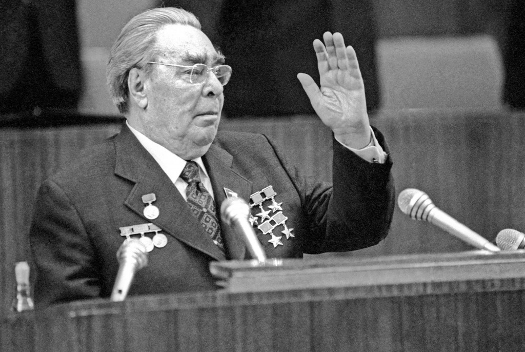Leonid Brežnev na rečníckej tribúne v máji 1982. Vysoký vek a choroby ho už v tom čase viditeľne paralyzovali a jeho neschopnosť vládnuť bola verejným tajomstvom. Napriek tomu zastával najvyššiu funkciu až do smrti.
